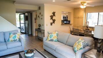 Smart-TV, Kamin, DVD-Player, Bücher