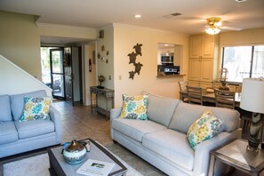 Smart-tv, pejs, dvd-afspiller, bøger