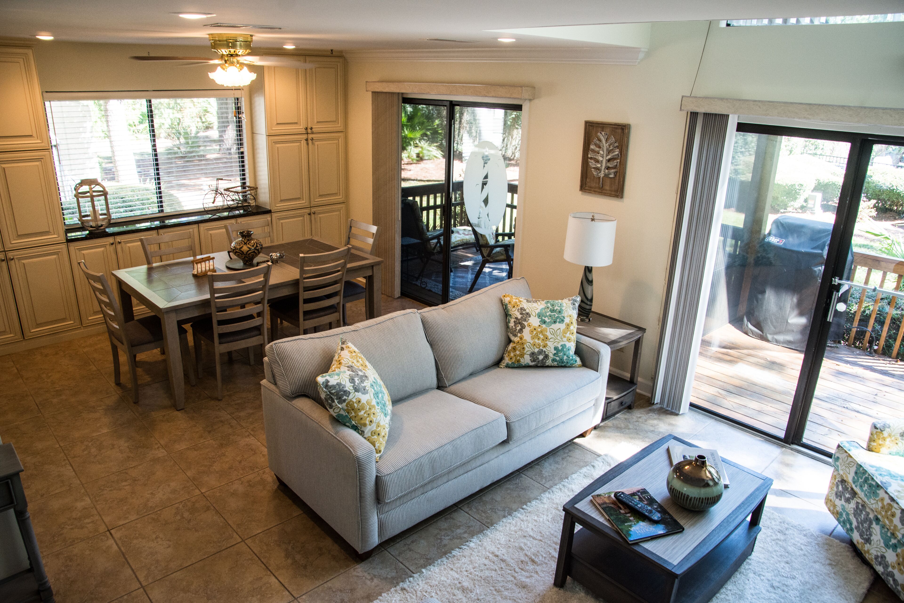 スマートテレビ、暖炉、DVD プレーヤー、書庫