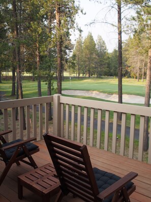 Property grounds - 
 On Golf Course view + Hot Tub! Walk or Bike to SHARC & Village (Sunriver)