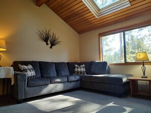 Smart TV, fireplace, DVD player, books - 
 On Golf Course view + Hot Tub! Walk or Bike to SHARC & Village (Sunriver)