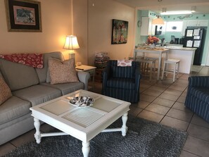 Een televisie, videogames, een dvd-speler en boeken