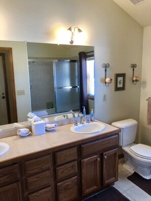 Combined shower/bathtub, jetted bath, hair dryer, towels - Lake View at the Lone Pine Lodge. 4 beds 2 Bath. Sleeps 6. License 2025–072 (Twin Lakes)