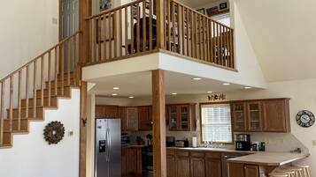 Smart TV, caminetto, lettore DVD, libri