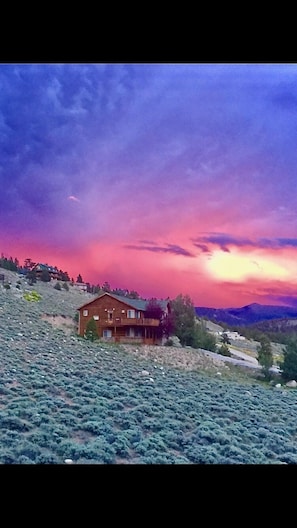 Exterior - Lake View at the Lone Pine Lodge. 4 beds 2 Bath. Sleeps 6. License 2025–072 (Twin Lakes)