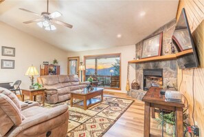 スマートテレビ、暖炉、テレビゲーム、DVD プレーヤー