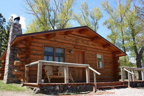 Scenic guest ranch with cozy cabin located between Cody, Wy and Yellowstone Park
