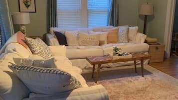 Smart TV, lareira, DVD player, videoteca