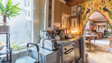 Refrigerador, horno, cafetera y tetera y tostadora