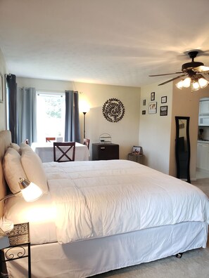 1 bedroom, iron/ironing board, WiFi, bed sheets - King Guest Suite - A TOGAR Vacation Rental (Chesapeake)