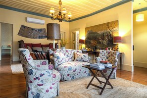 Superior Apartment, 2 Bedrooms | Living area