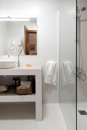 Traditional Twin Room | Bathroom | Free toiletries, hair dryer, towels - Casa da Azenha (Lamego)