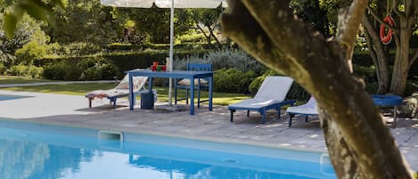 Piscine extérieure en saison