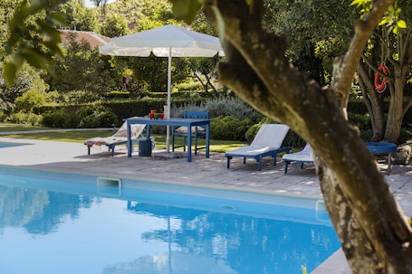 Una piscina al aire libre de temporada