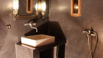 Comfort Double Room | Bathroom | Shower, rainfall showerhead, bidet, towels