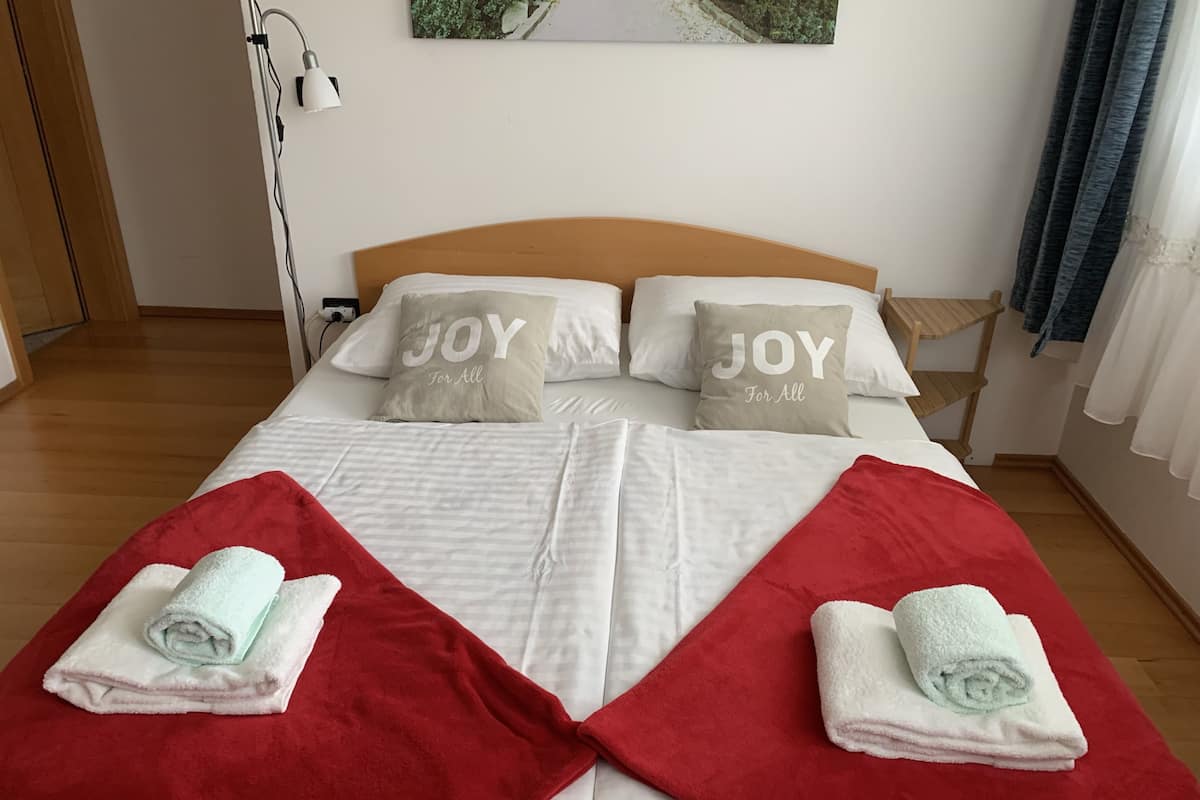 Escrivaninha, Wi-Fi de cortesia, roupa de cama