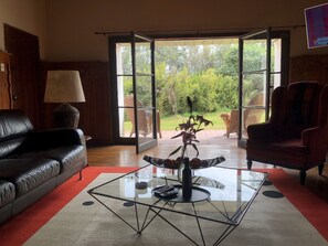 60-inch Smart TV with satellite channels, TV, pay movies - Casona Lo Aguirre Hotel y Convenciones (Talagante)