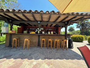 Een 60-inch smart-tv met satellietzenders, televisie en betaalfilms