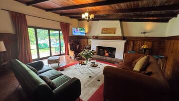 60-Zoll-Smart-TV mit Satellitenempfang, Fernseher, Pay-TV