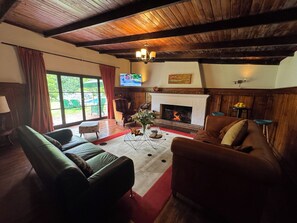 60-inch Smart TV with satellite channels, TV, pay movies - Casona Lo Aguirre Hotel y Convenciones (Talagante)