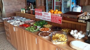 朝食 (コンチネンタル ブレックファスト)、毎日提供 (無料)