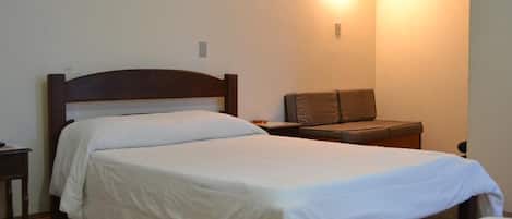 Escritorio, wifi gratis y ropa de cama