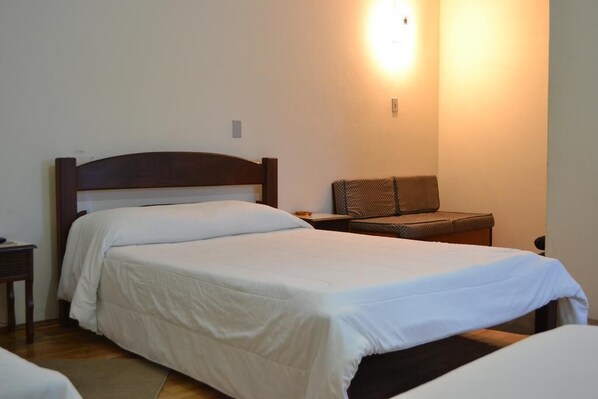 Driepersoonskamer, 3 eenpersoonsbedden | Een bureau, gratis wifi, beddengoed