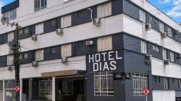 A multi-story building with a sign reading 'HOTEL DIAS'.
