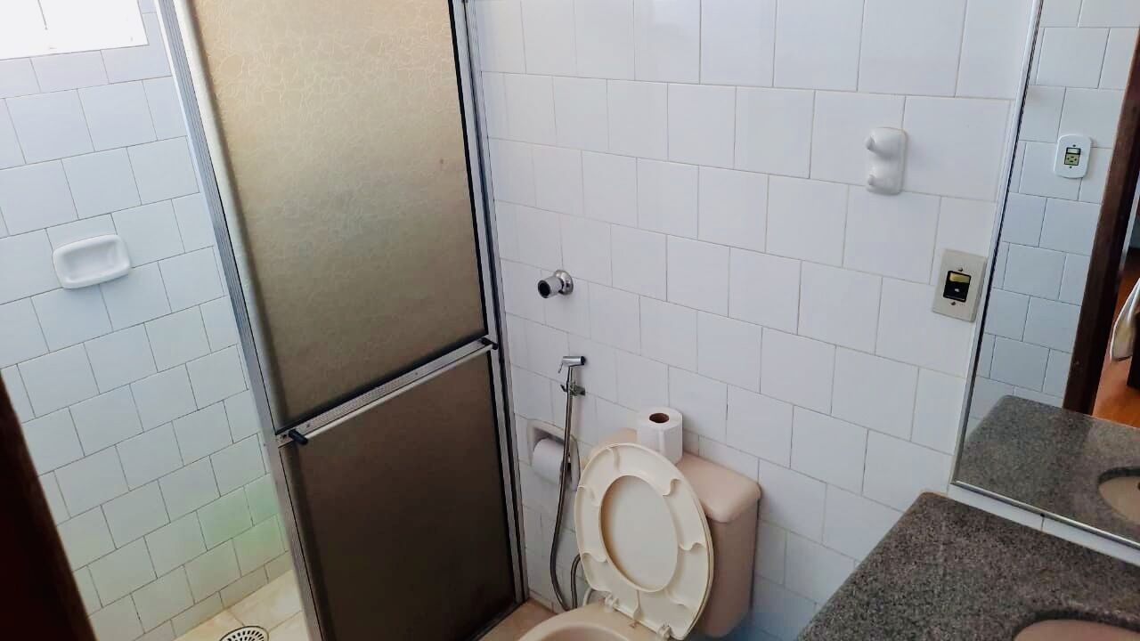 Kylpyhuone, jossa on wc, suihku ja pesuallas.