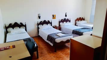 Triple Room, 3 Twin Beds | Desk, free WiFi, bed sheets