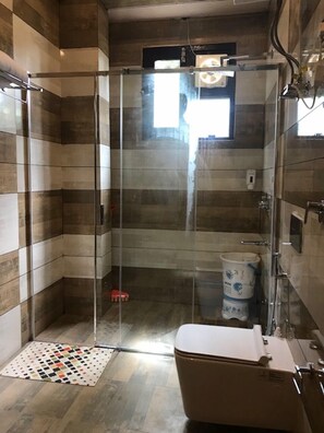Suite familiar, 1 cama matrimonial y sofá cama, para no fumadores | Baño | Regadera, regadera tipo lluvia, amenidades de baño gratuitas, toallas 