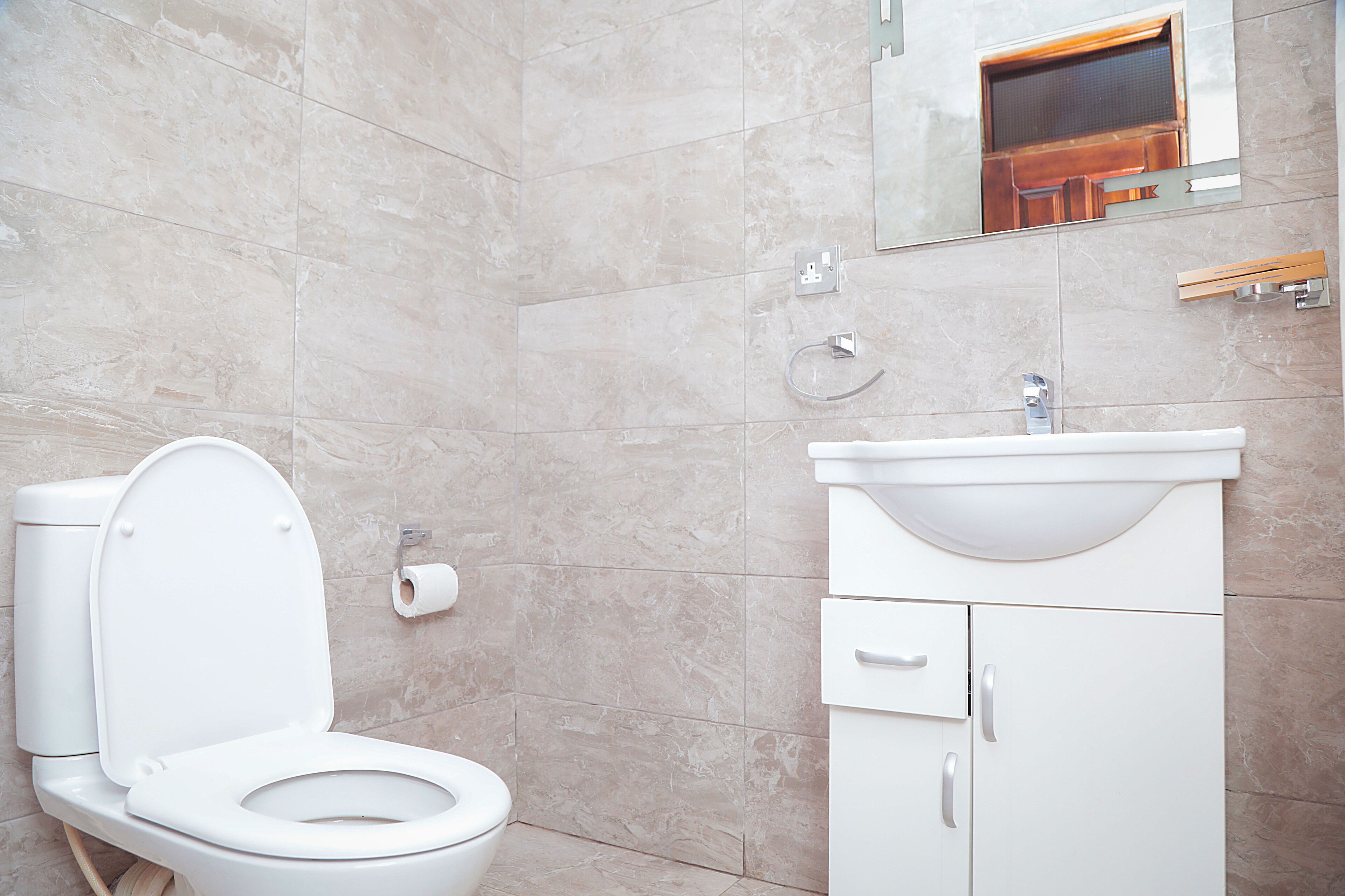 standard | bathroom | free toiletries, towels