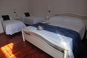 Quadruple Room | Iron/ironing board, cots/infant beds, rollaway beds, free WiFi - Residenza Malaterra (Naples)