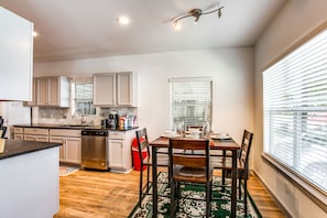 House, Multiple Beds, Non Smoking | In-room dining