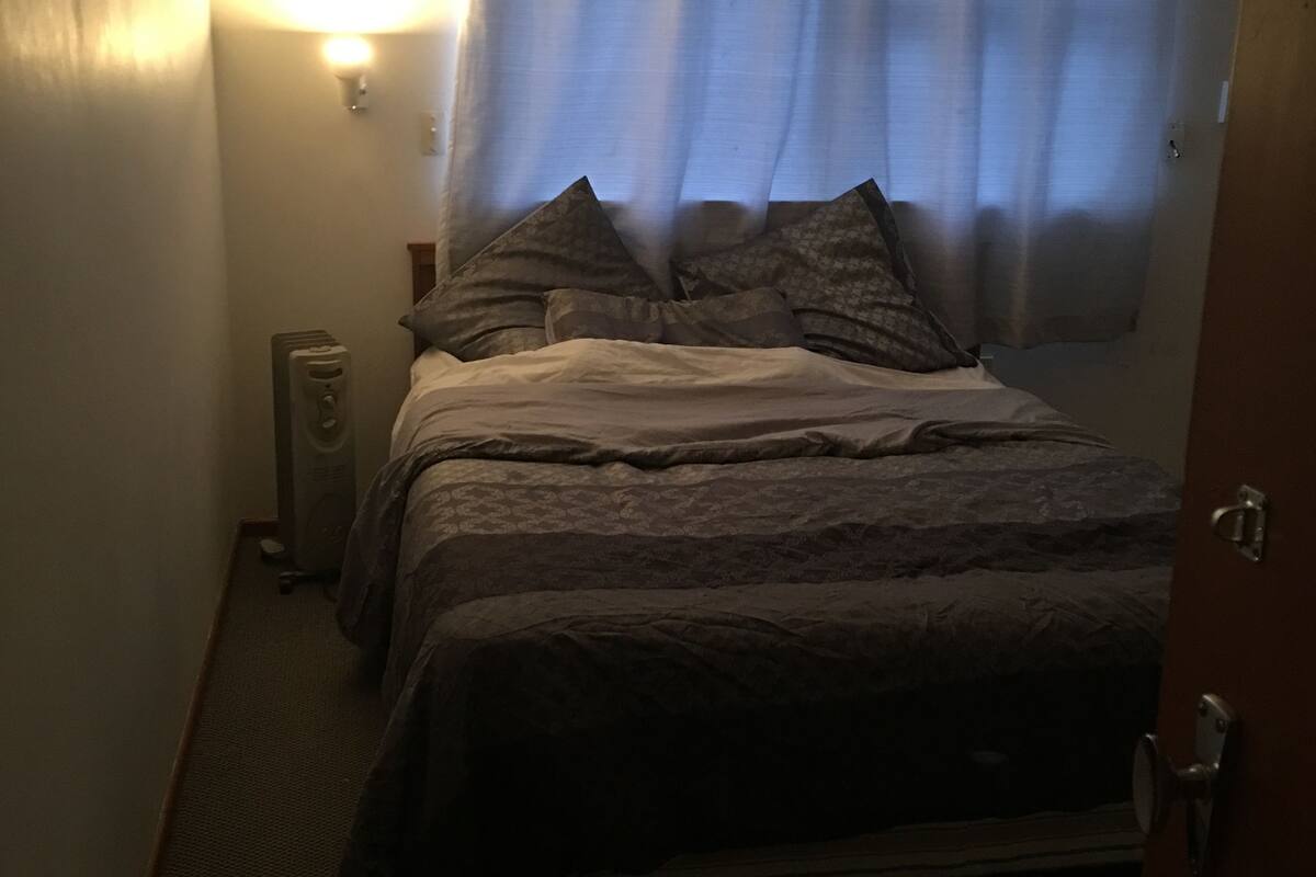Quarto casal, banheiro compartilhado | Ferros/tábuas de passar roupa, Wi-Fi de cortesia, roupa de cama