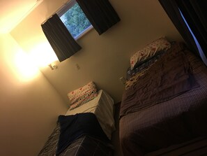 Quarto duplo, banheiro compartilhado | Ferros/tábuas de passar roupa, Wi-Fi de cortesia, roupa de cama