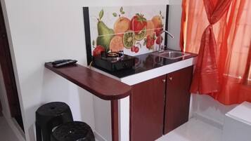 标准开间, 无烟房 | 私人简易厨房 | 冰箱、炉灶、茶具/咖啡用具、厨具/餐具