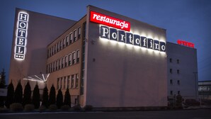 A hotel with a sign that reads "Restaurante Portofino" and "Hotel" on its facade.