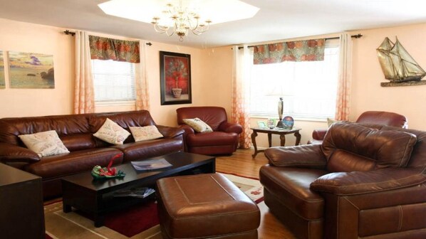 Älytelevisio, DVD-soitin, kirjoja, stereot