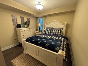 4 chambres, bureau, fer et planche à repasser, lit parapluie