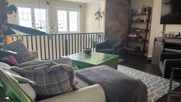 Una Smart TV, una chimenea, libros, una impresora