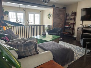 Älytelevisio, takka, kirjoja, tulostin