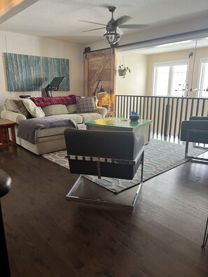 TV connectée, cheminée, livres, imprimantes