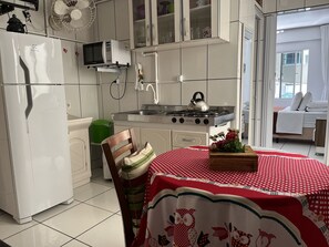 Refrigerador, microondas, parrilla de estufa y tetera eléctrica