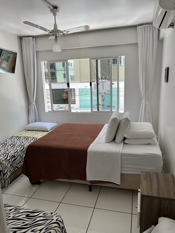 1 habitación, tabla de planchar con plancha, wifi gratis y ropa de cama