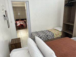 1 habitación, tabla de planchar con plancha, wifi gratis y ropa de cama 