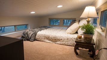Escritorio, tabla de planchar con plancha, wifi y ropa de cama
