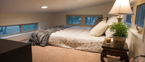 Desk, iron/ironing board, WiFi, bed sheets