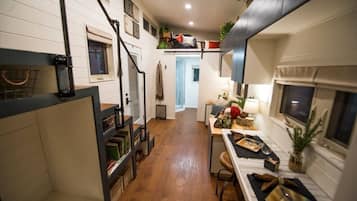 Escritorio, tabla de planchar con plancha, wifi y ropa de cama