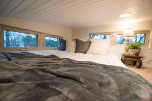 1 bedroom, iron/ironing board, WiFi, bed sheets - “Montana Escape“ Tiny House | *Pickleball* (Waco)